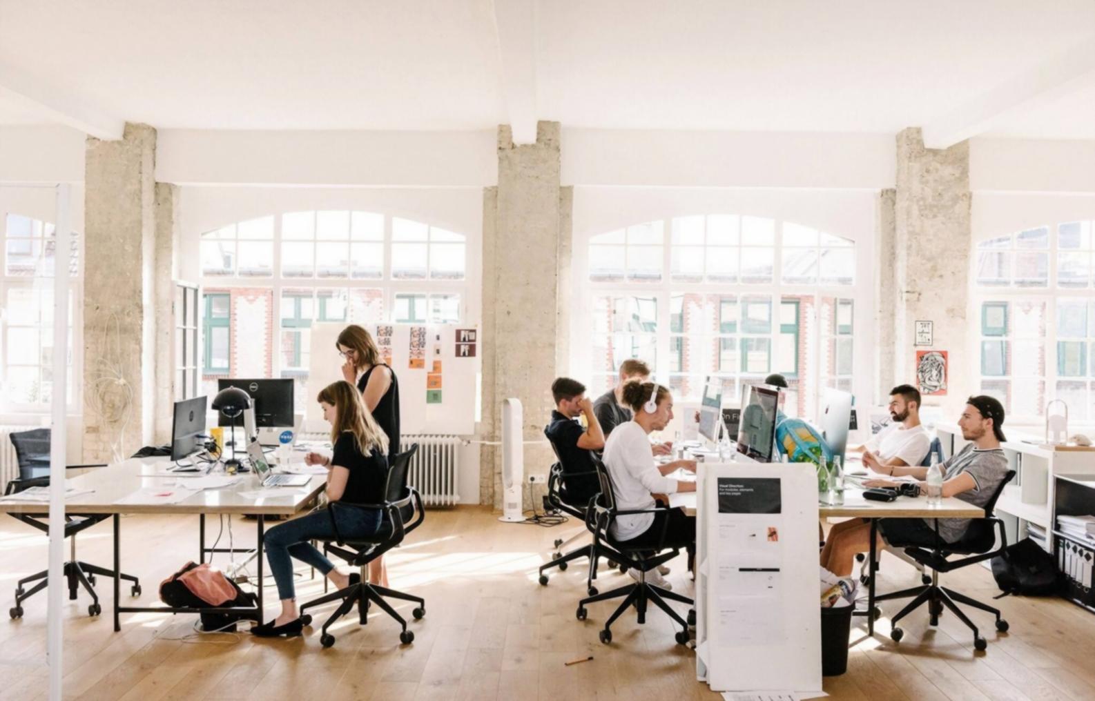 Entrepreneur étudiant les opportunités d'acquisition