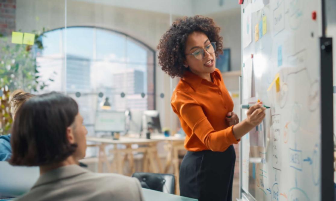 Professionnel analysant des documents financiers pour une acquisition d'entreprise