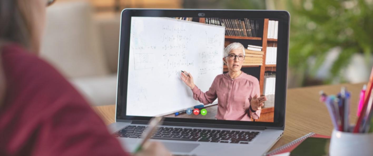 Salle de formation avec participants